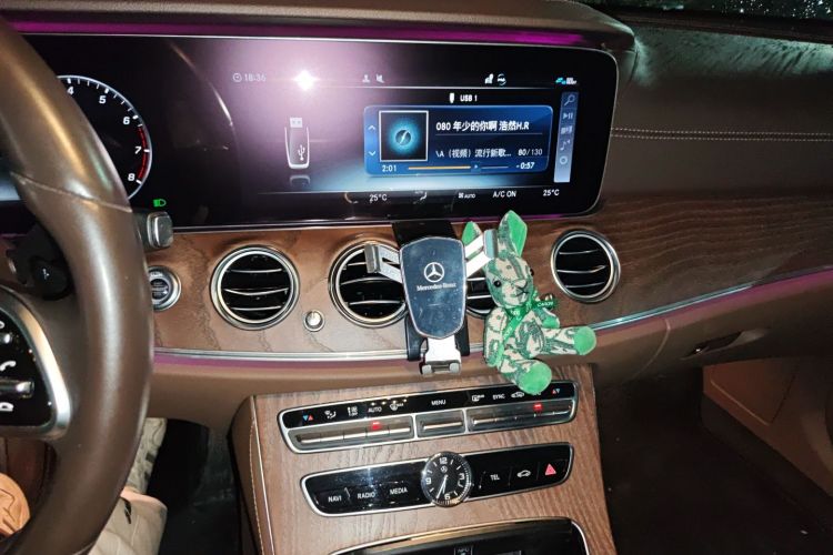 奔驰E级 2020款 E 300 L 豪华型中控内饰16