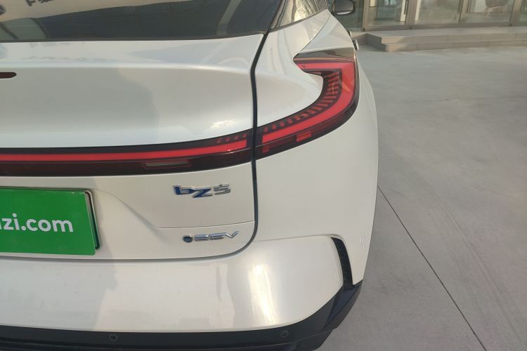 丰田bZ5 2025款 630 MAX智行版车身外观9