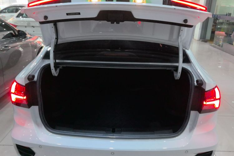 荣威i5 2021款 1.5L CVT钻石版机舱底盘23