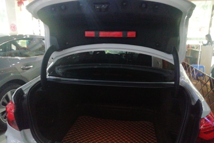 宝马1系 2021款 改款 125i M运动曜夜版机舱底盘23