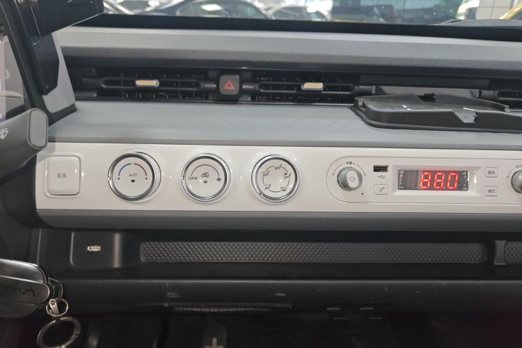 五菱汽车 宏光MINIEV 2022款 GAMEBOY 200km 玩咖款 磷酸铁锂中控内饰16