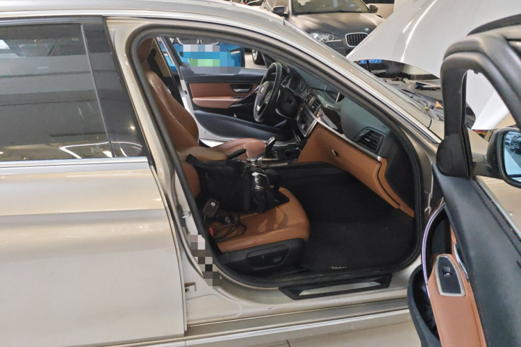 宝马3系 2014款 320Li 豪华设计套装局部细节9005