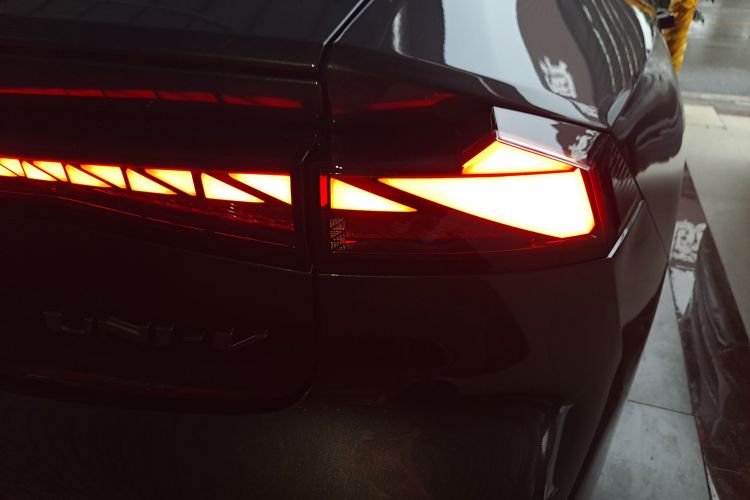 长安UNI-V 2025款 1.5T 500Bar高能版车身外观9