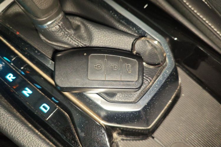 江铃 驭胜S350 2016款 2.0T 自动两驱汽油超豪华版7座中控内饰7001