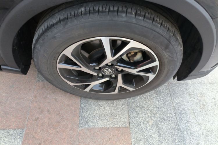 丰田C-HR 2018款 2.0L 领先天窗版 国VI车身外观10