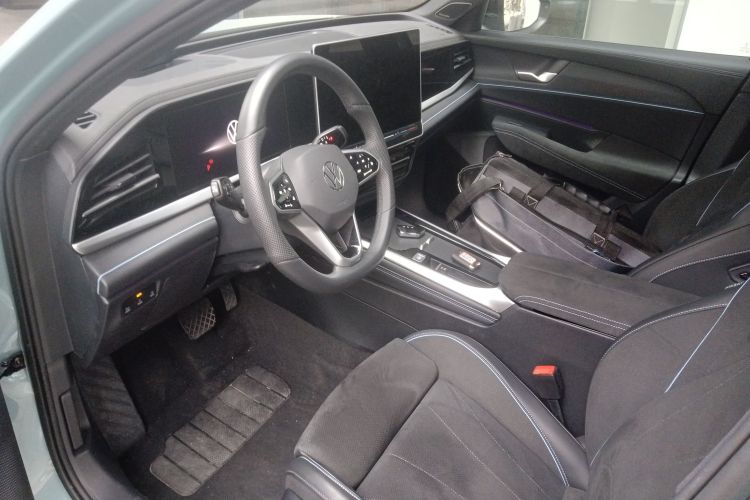 大众 帕萨特 2025款 Pro 380TSI 星空龙尊版中控内饰19