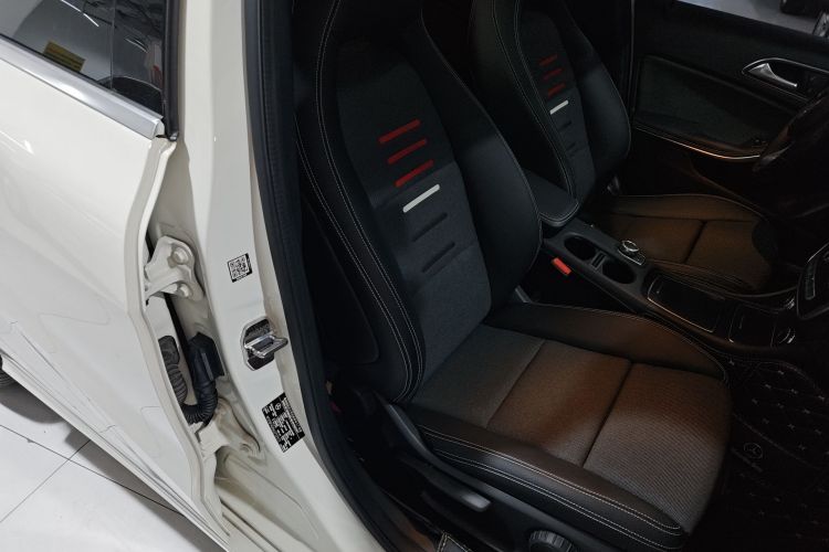 奔驰A级(进口) 2018款 A 200 动感型局部细节41