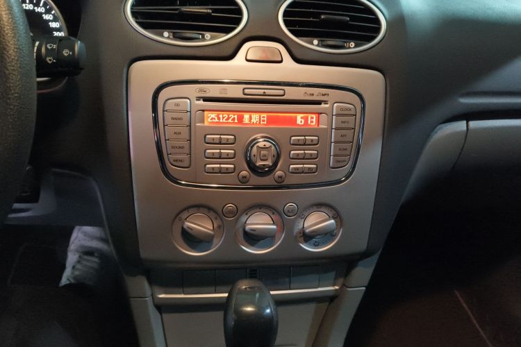 福特 福克斯 2013款 两厢经典 1.8L 自动基本型中控内饰16