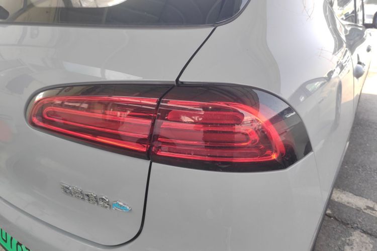 五菱汽车 五菱缤果PLUS 2024款 330km 五座版车身外观9