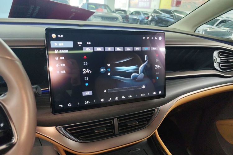腾势D9 2022款 DM-i 970 四驱旗舰型中控内饰16
