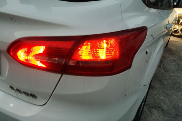 福特 福克斯 2017款 三厢 1.6L 自动舒适型智行版车身外观6006