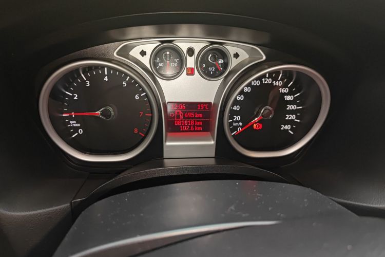 福特 福克斯 2013款 两厢经典 1.8L 手动基本型中控内饰15