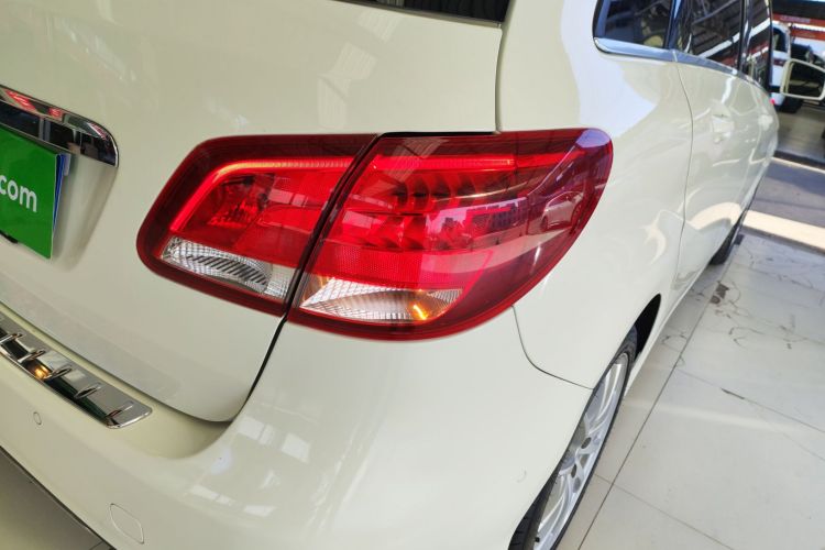 奔驰B级 2015款 B 200 动感型车身外观9