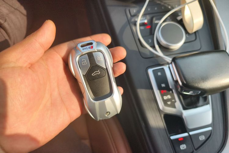 奥迪A4L 2018款 30周年年型 40 TFSI 进取型中控内饰11