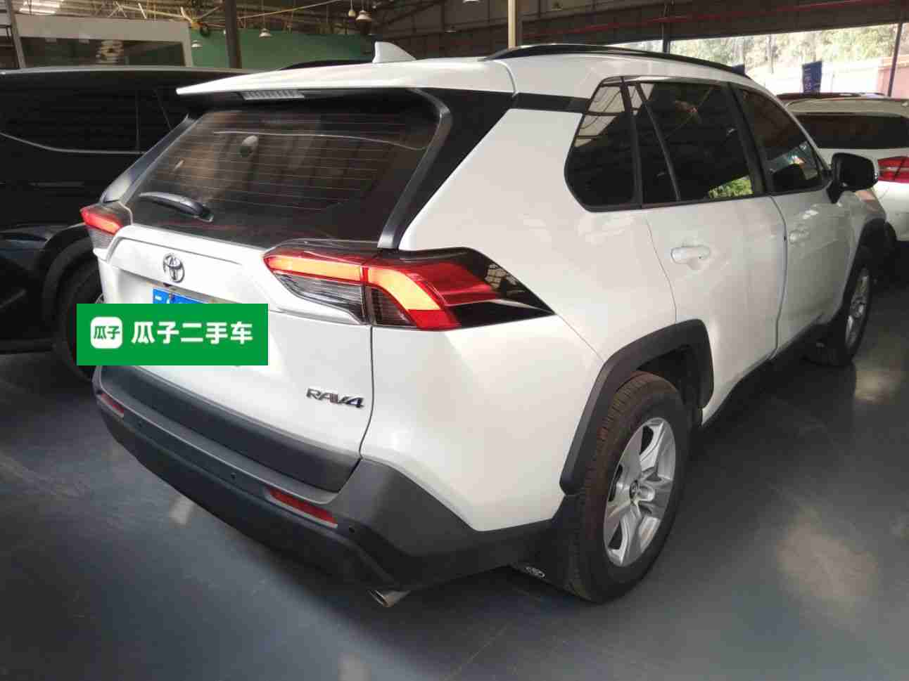 车辆右后45度外观展示