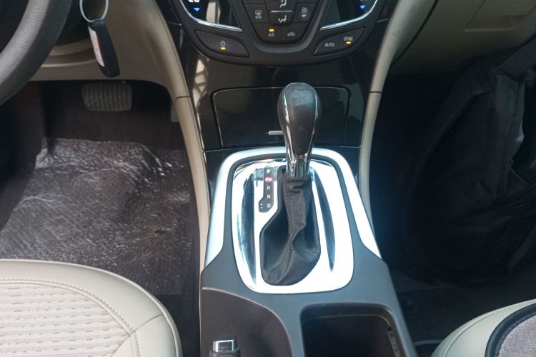 别克 君威 2015款 2.0L 领先时尚型中控内饰18