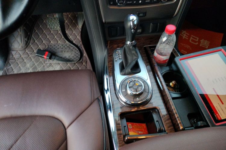 日产 途乐（平行进口） 中控内饰18