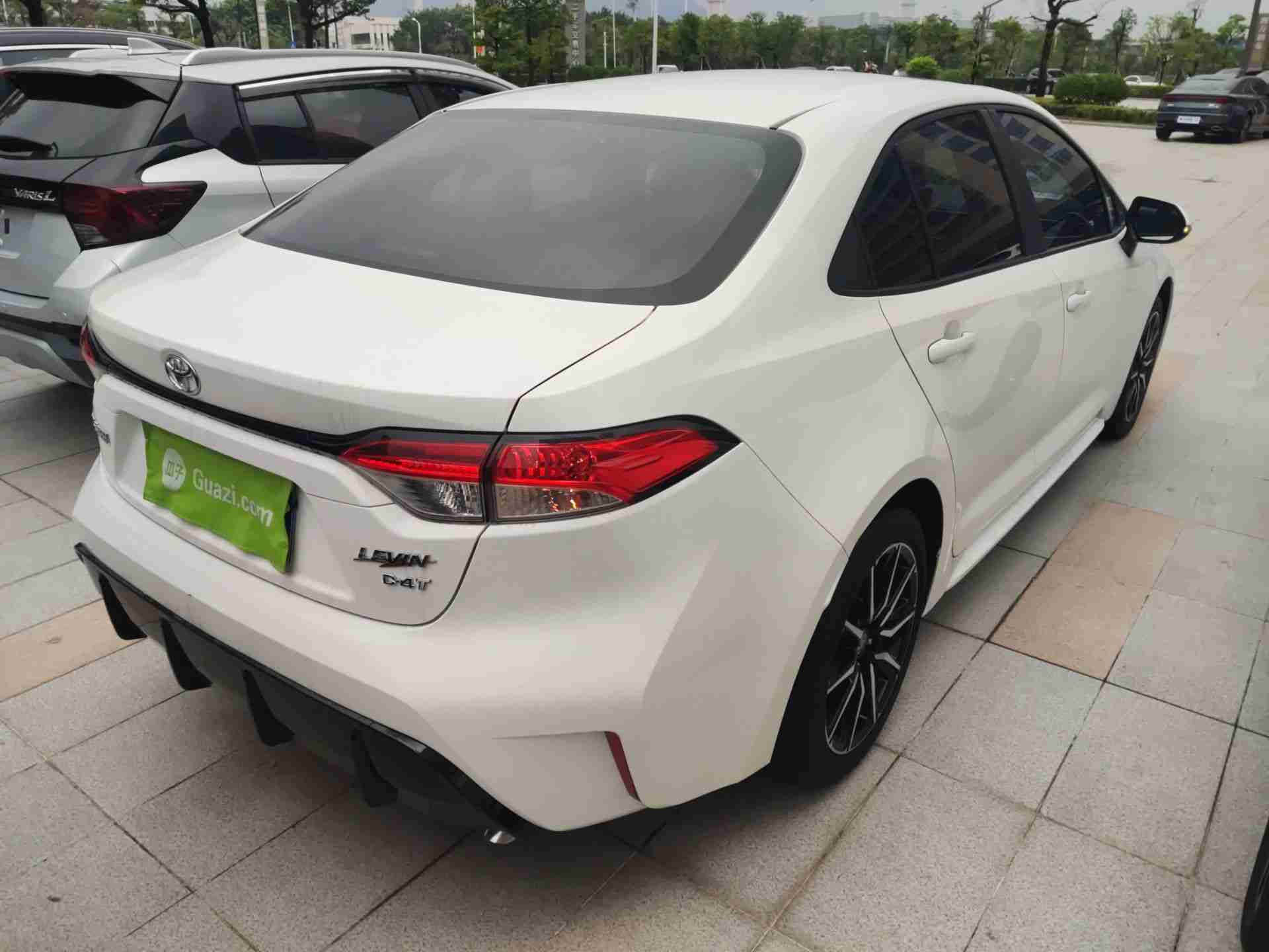 车辆右后45度外观展示