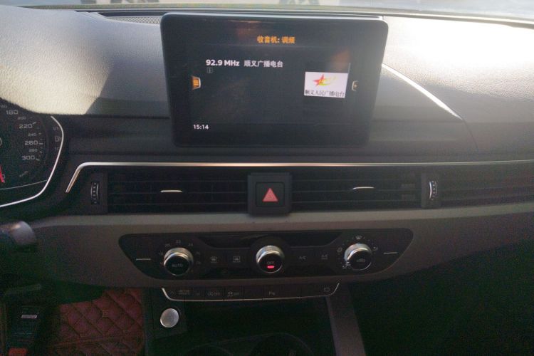 奥迪A4L 2018款 30周年年型 40 TFSI 进取型局部细节16