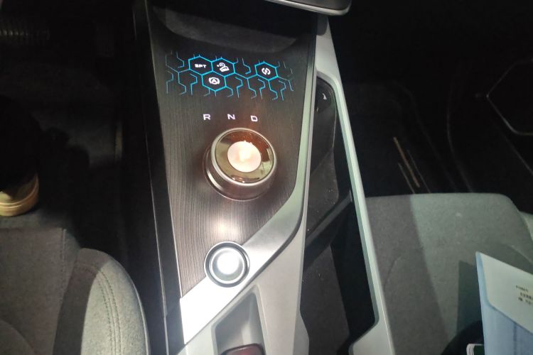 吉利几何A 2019款 高维标准续航幂方版中控内饰18