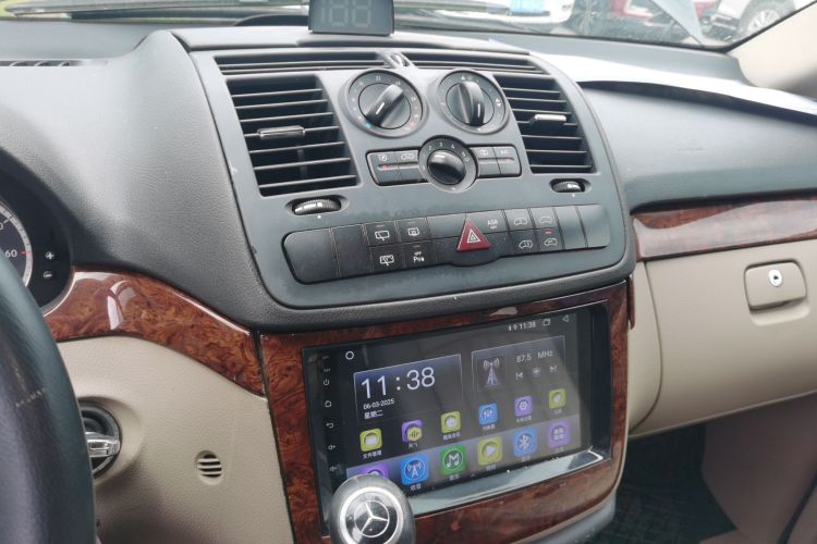 奔驰 唯雅诺 2013款 3.0L 舒适版中控内饰16
