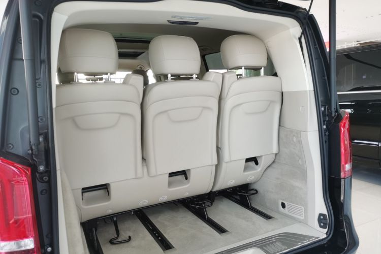 奔驰V级 2022款 V 260 L 长轴距尊贵版机舱底盘23