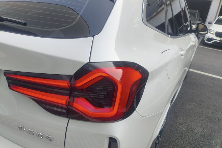 宝马iX3 2024款 领先型车身外观9