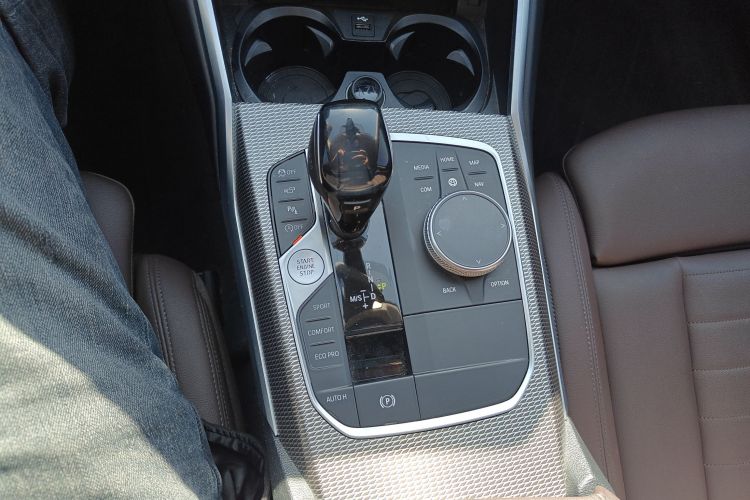 宝马3系 2020款 改款 325i M运动曜夜套装中控内饰18