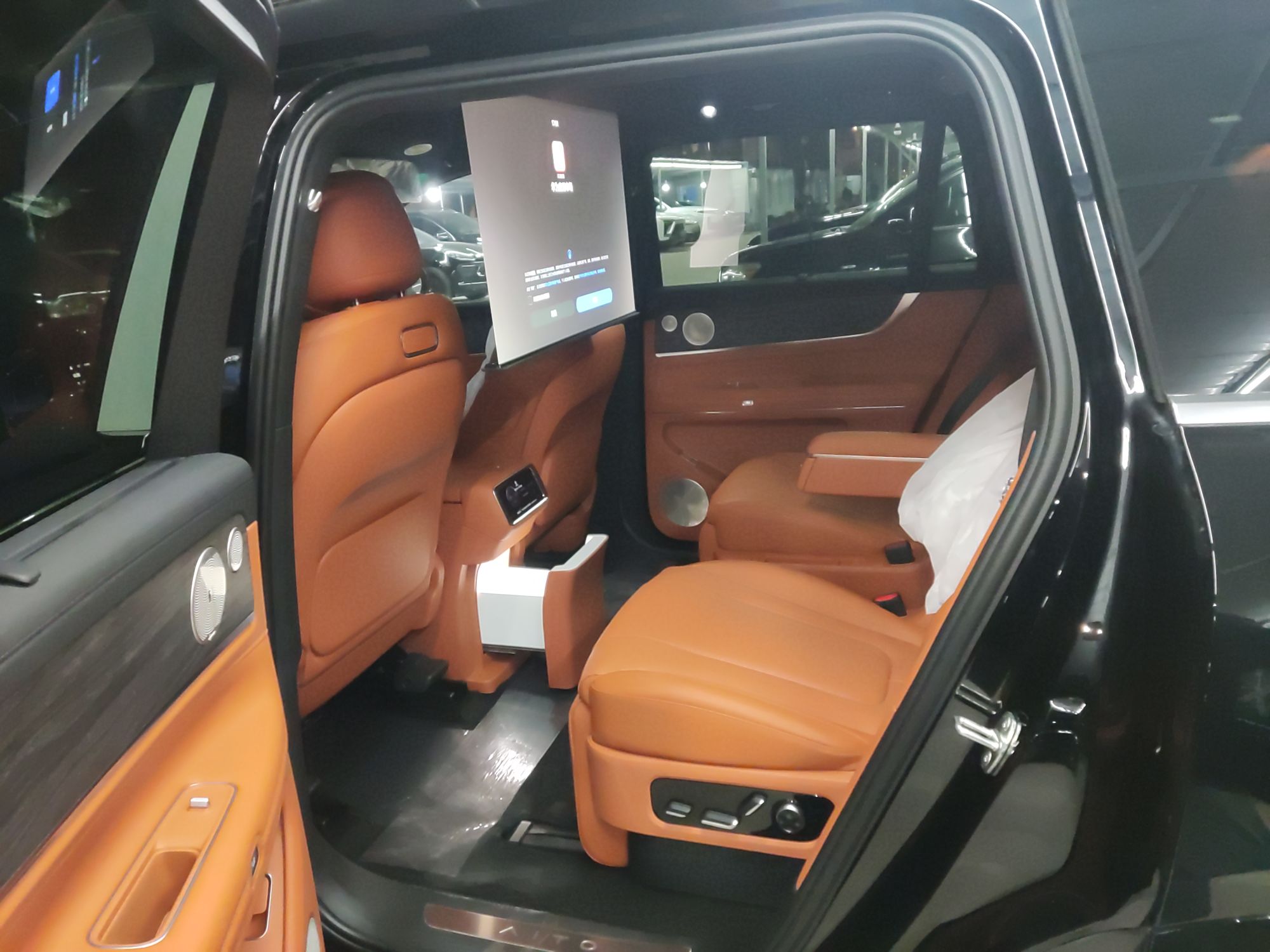 鸿蒙智行 问界M9 2025款 增程 Ultra版 52kWh 6座版