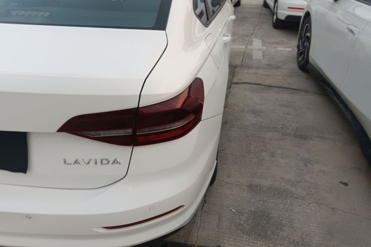 大众 朗逸 2022款 1.5L 自动风尚版车身外观9