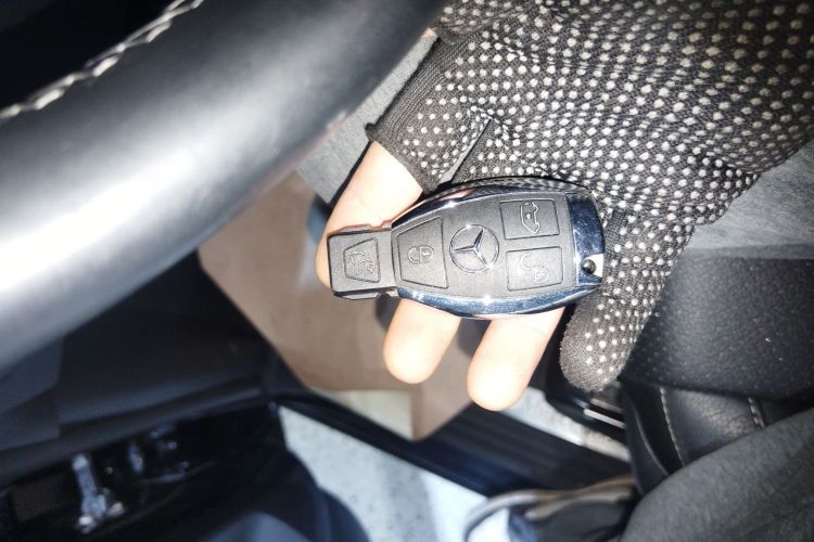 奔驰V级 2020款 V 260 尊贵版中控内饰11