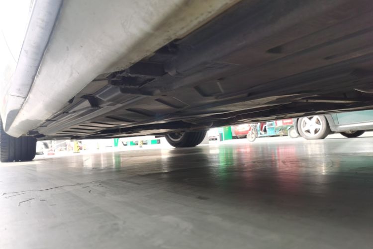 奔驰E级 2017款 E 300 L 运动豪华型局部细节9002