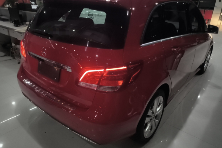 奔驰B级 2017款 B 200 动感型车身外观7