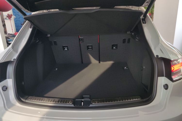 保时捷 2023款 Macan 2.0T机舱底盘23