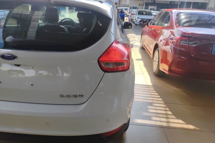 福特 福克斯 2018款 两厢经典 1.6L 自动风尚型智行版车身外观9