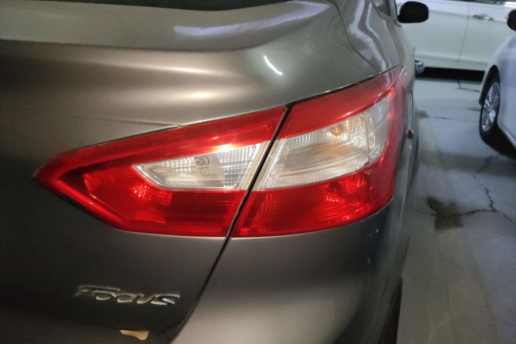 福特 福克斯 2012款 三厢 1.6L 自动风尚型车身外观9