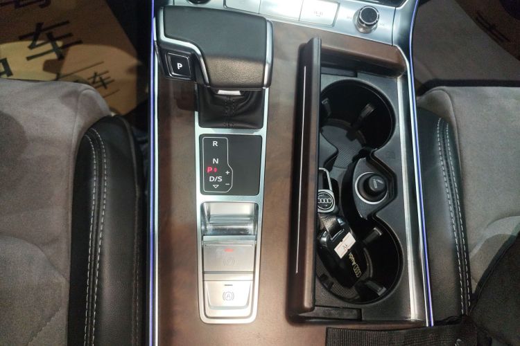 奥迪A6L 2023款 45 TFSI quattro 臻选动感型中控内饰18