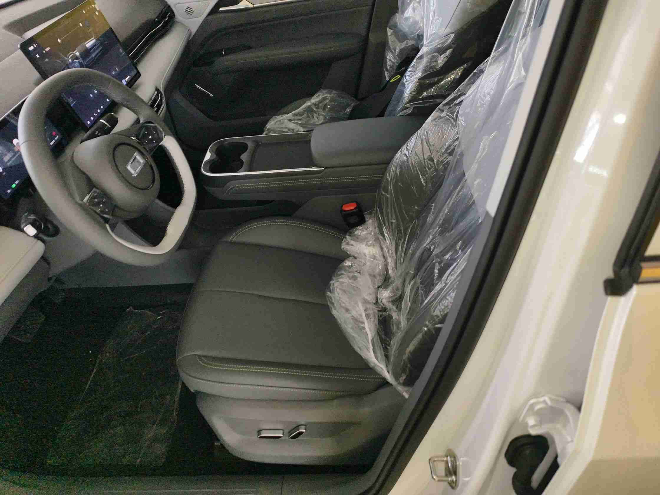 前排座椅细节，展示材质与成色