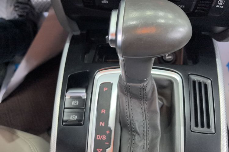 奥迪A4L 2016款 30 TFSI 典藏版 自动舒适型中控内饰18