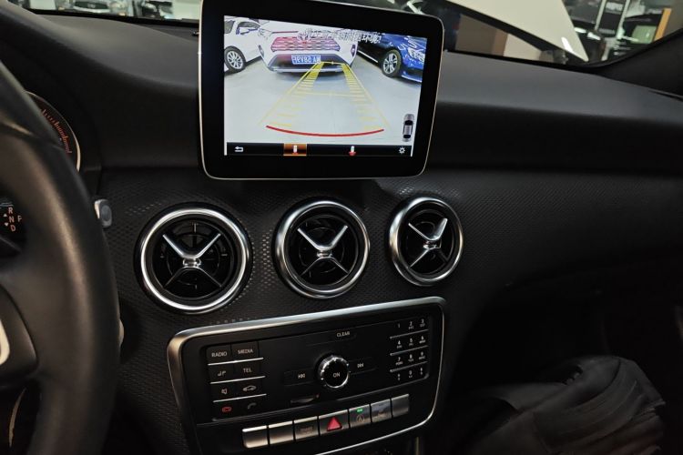 奔驰A级(进口) 2018款 A 200 动感型中控内饰16