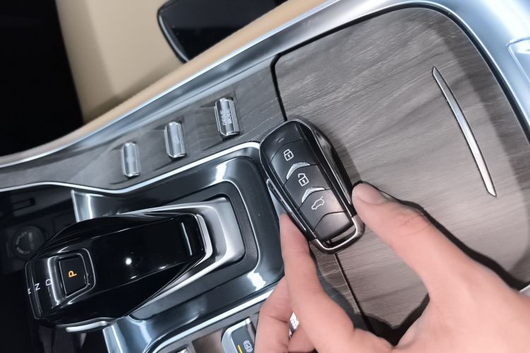 蓝电E5 2023款 1.5L DE-i 100KM臻享型 7座中控内饰11