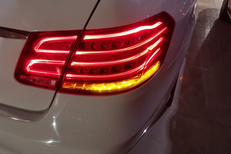 奔驰E级 2014款 E 260 L 运动型车身外观9