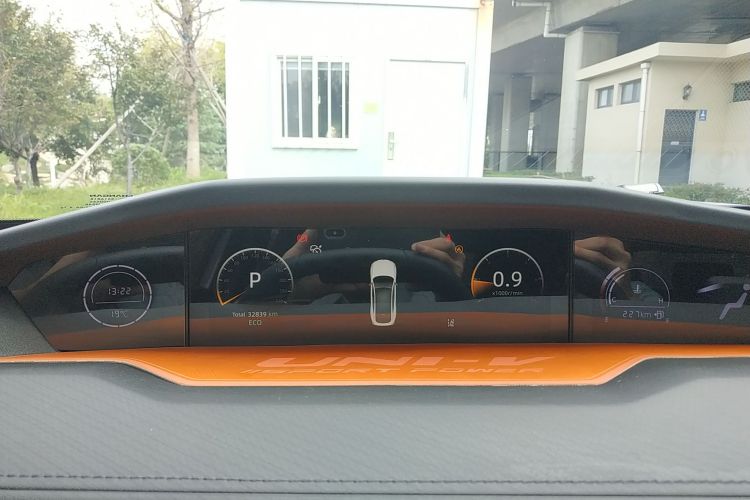 长安UNI-V 2022款 1.5T 尊贵型局部细节14