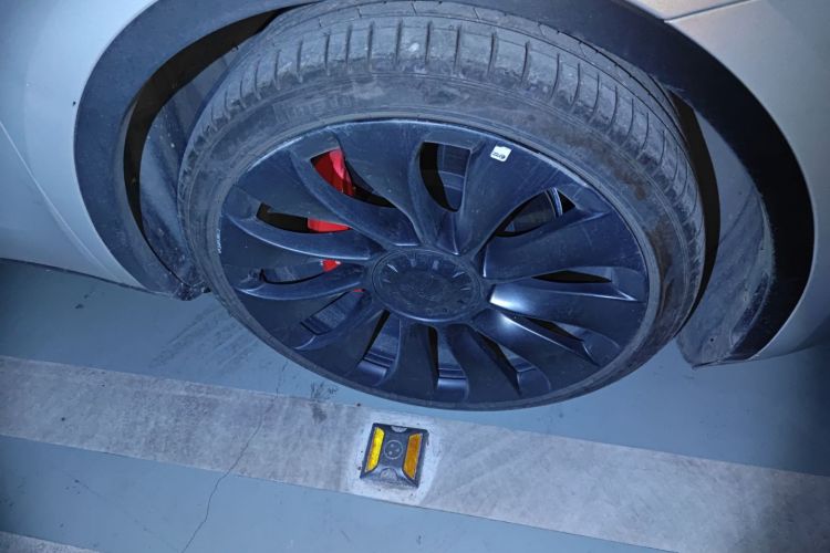 特斯拉 Model Y 2022款 Performance高性能全轮驱动版车身外观10