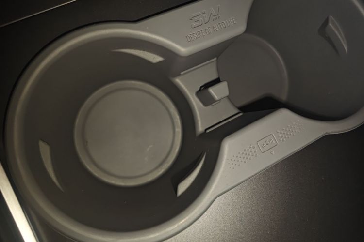 特斯拉 Model Y 2024款 长续航全轮驱动版中控内饰7001