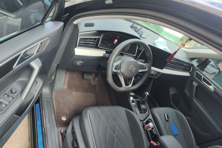 大众 途观L 2025款 出众款 300TSI 自动两驱龙腾版中控内饰20