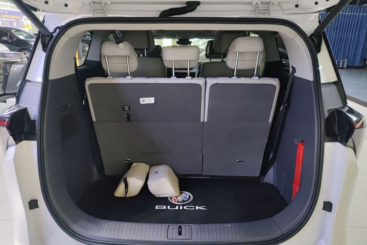 别克GL8 2025款 陆尊 尊享版机舱底盘23