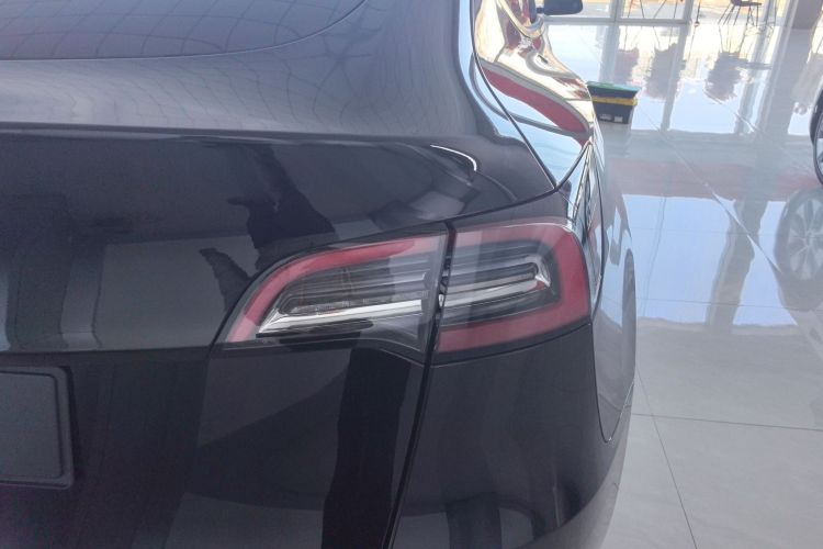 特斯拉 Model Y 2023款 长续航全轮驱动版车身外观9