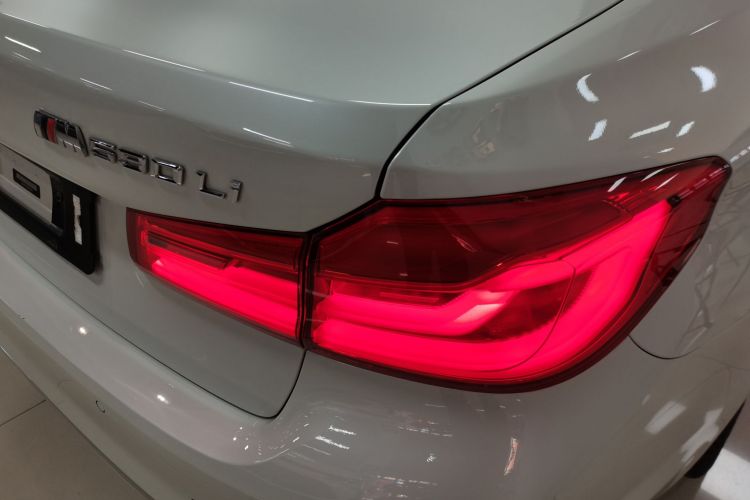 宝马5系 2018款 530Li 领先型 豪华套装车身外观9