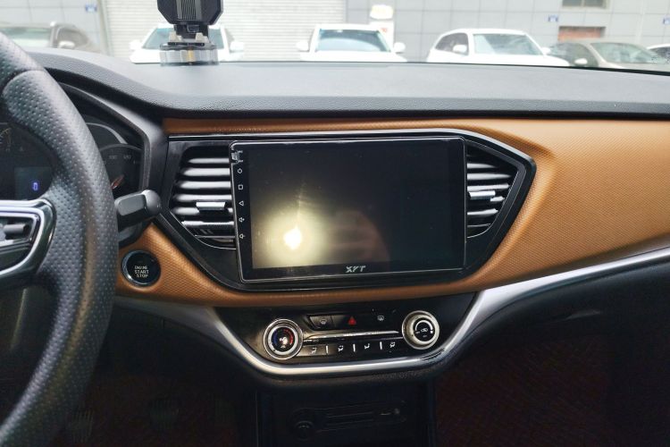 陆风X2 2017款 1.6L 手动锋锐版中控内饰16